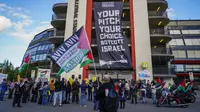 Anggota Kelompok Aksi untuk Palestina berdemonstrasi di luar Stadion Ullevaal di Oslo pada 17 September 2025, menjelang pertandingan kualifikasi Grup I Piala Dunia 2026 antara Norwegia dan Israel pada 11 Oktober. Pertandingan tersebut akan digelar di Stadion Ullevaal yang tiketnya telah terjual habis, yang berkapasitas lebih dari 27.000 penonton. (Gorm Kallestad/NTB/AFP)