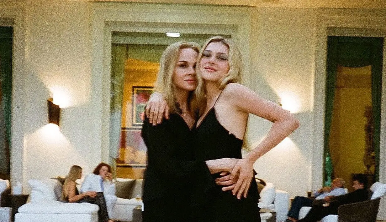 Seperti buah yang jatuh tak jauh dari pohonnya, Nicola Peltz tumbuh menjadi model dan aktris berambut pirang dengan mata memukau yang mencuri hati Brooklyn Beckham (Foto: Instagram @nicolaannepeltzbeckham)