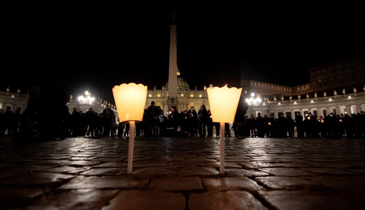 Orang-orang yang percaya berdoa untuk perdamaian Ukraina di Lapangan Santo Petrus, Vatikan, 2 Maret 2022. (Tiziana FABI/AFP)
