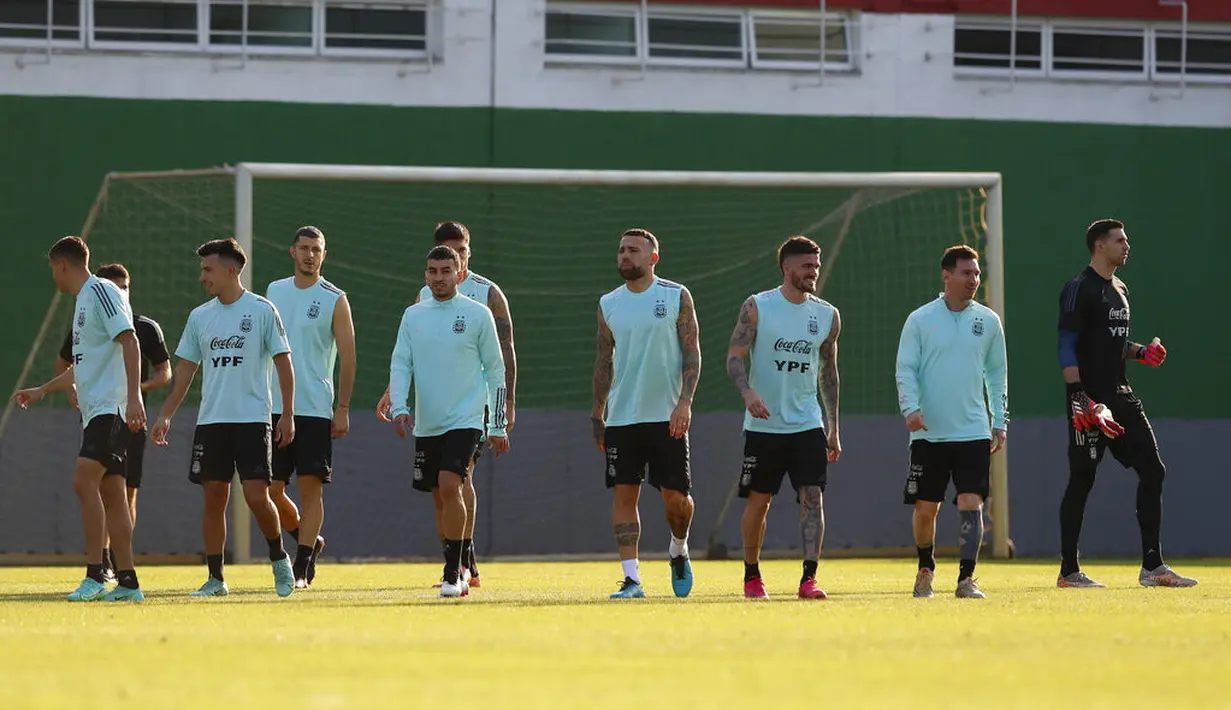 Para pemain Argentina mengikuti sesi latihan jelang pertandingan final Copa America melawan Brasil di Rio de Janeiro, Brasil, Jumat (9/10/2021).  Argentina dan Brasil akan bertanding untuk memperebutkan gelar juara Copa America 2021 di stadion Maracana. (AP Photo/Bruna Prado)