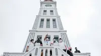 Kunjungan Menparekraf Sandiaga Uno ke Jam Gadang, Kamis, 22 April 2021. (dok. Biro Humas dan Komunikasi Publik Kemenparekraf)