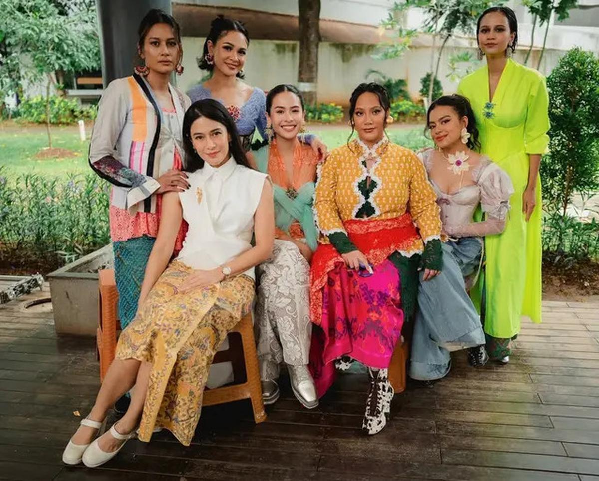 5 Foto Detail Kebaya Dian Sastrowardoyo, Tampil Simpel tapi Memikat di Hari Kebaya Nasional 2025