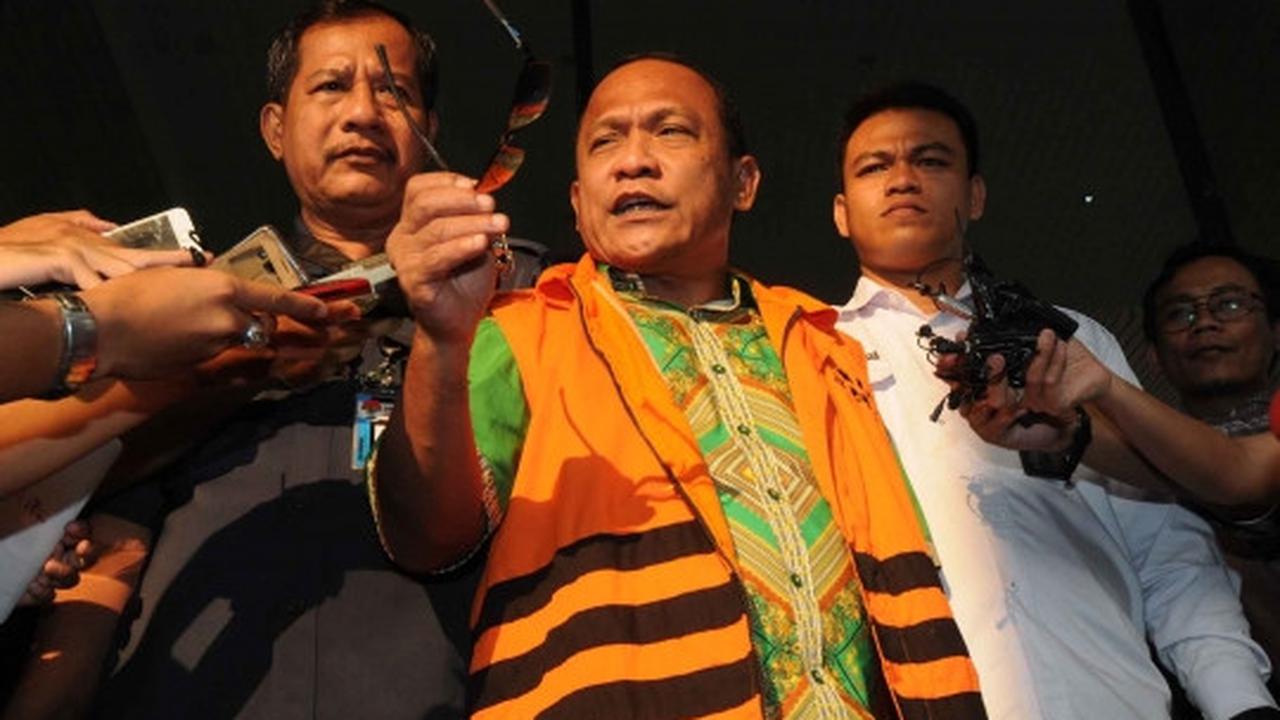 Usai diperiksa, tersangka Rusli Sibua pede keluar KPK pakai kacamata