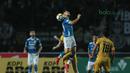 Pemain Persib Bandung, Jonathan Bauman saat melakukan duel udara dengan pemain Mitra Kukar pada laga Liga 1 Indonesia di GBLA, (8/4/2018). Persib Bandung menang 2-0. (Bola.com/Nick Hanoatubun)