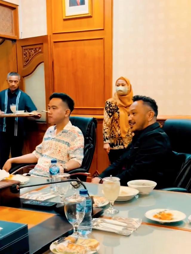 Pertemuan Gibran Rakabuming dan Giring Ganesha di Balai Kota Solo, Jumat (19/5/2023). (Foto: Dok. Instagram @giring)