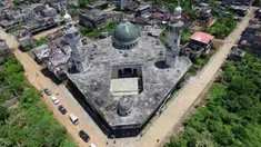 Foto udara menunjukkan Masjid Agung yang hancur di Kota Marawi, Mindanao, Filipina, 23 Mei 2019. Kota yang sempat dikuasai ISIS tersebut tetap menjadi reruntuhan, para ahli pun memperingatkan bahwa upaya rekonstruksi yang macet memperkuat daya tarik kelompok ekstremis. (Noel CELIS/AFP)