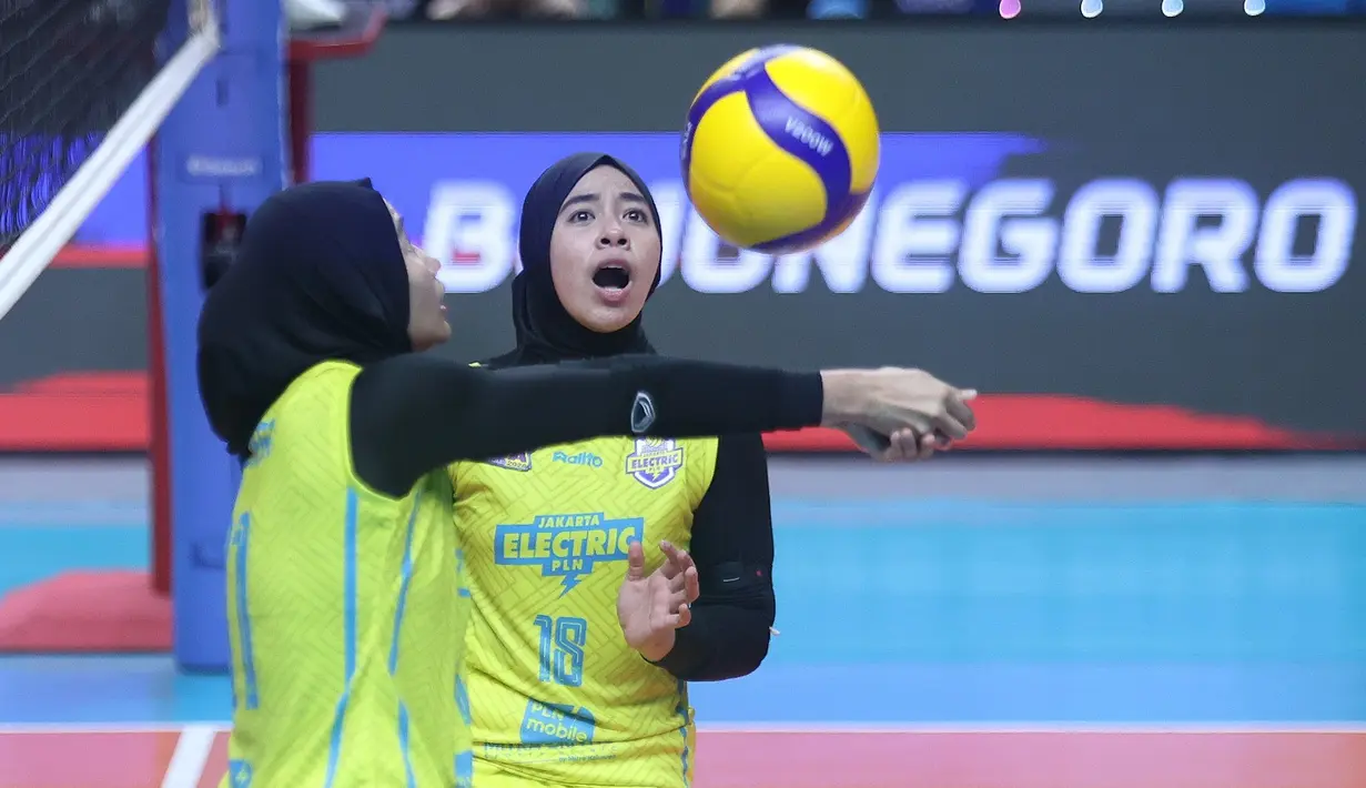 Pemain Jakarta Electric PLN, Caca Devega melakukan dig saat timnya melawan Jakarta Popsivo Polwan dalam lanjutan putaran kedua Proliga 2026 di GOR Utama, Bojonegoro pada Jumat (13/02/2026).