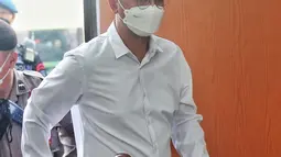 Terdakwa Irfan Widyanto memasuki ruangan sidang  dalam perkara  kasus merintangi penyidikan atau 'obstruction of justice' pembunuhan berencana terhadap Brigadir Nopriansyah Yosua Hutabarat atau Brigadir J di Pengadilan Negeri Jakarta Selatan, Kamis (10/11/2022). Jaksa Penuntut Umum (JPU) menghadirkan lima orang saksi dalam sidang lanjutan dengan terdakwa Irfan Widyanto. (Liputan6.com/Angga Yuniar)