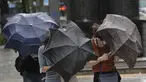 Orang-orang berjuang dengan payung mereka melawan angin kencang dan hujan di pusat kota Seoul, Korea Selatan, Kamisn (3/9/2020). Topan Maysak kuat melanda wilayah semenanjung Korea. (AP Photo/Lee Jin-man)
