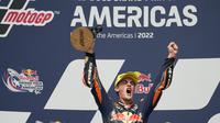 Pembalap Red Bull KTM Ajo, Jaume Masia, berhasil finis terdepan di Moto3 Amerika Serikat, Senin (11/4/2022) dini hari WIB. (AP Photo/Eric Gay)