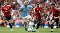 Striker Manchester City, Erling Haaland (tengah) menguasai bola di depan tiga pemain Manchester United pada laga Community Shield 2024 di Wembley Stadium, London, Sabtu (10/8/2024). (AP Photo/David Cliff)