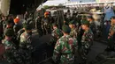 Prajurit TNI memasukkan logistik ke pesawat menuju Palu dan Donggala, Sulawesi Tengah dari Lanud Halim Perdanakusuma, Jakarta, Sabtu (29/9). TNI mengerahkan tujuh Satuan Setingkat Kompi (SSK) ke lokasi bencana gempa dan tsunami. (Merdeka.com/Imam Buhori)