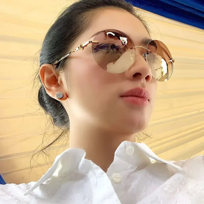 Angel Karamoy tampak masih belia meski anaknya sudah remaja (Instagram/realangelkaramoy)