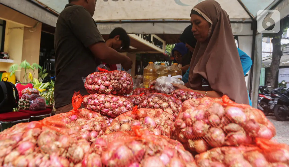 Diketahui, Gerakan Pasar Murah (GPM) dikoordinasikan sejak 29 April hingga 8 Mei dan dimasifkan pada 63 titik area Jakarta dan 2 Pasar Mitra Tani Hortikultura. (Liputan6.com/Angga Yuniar)