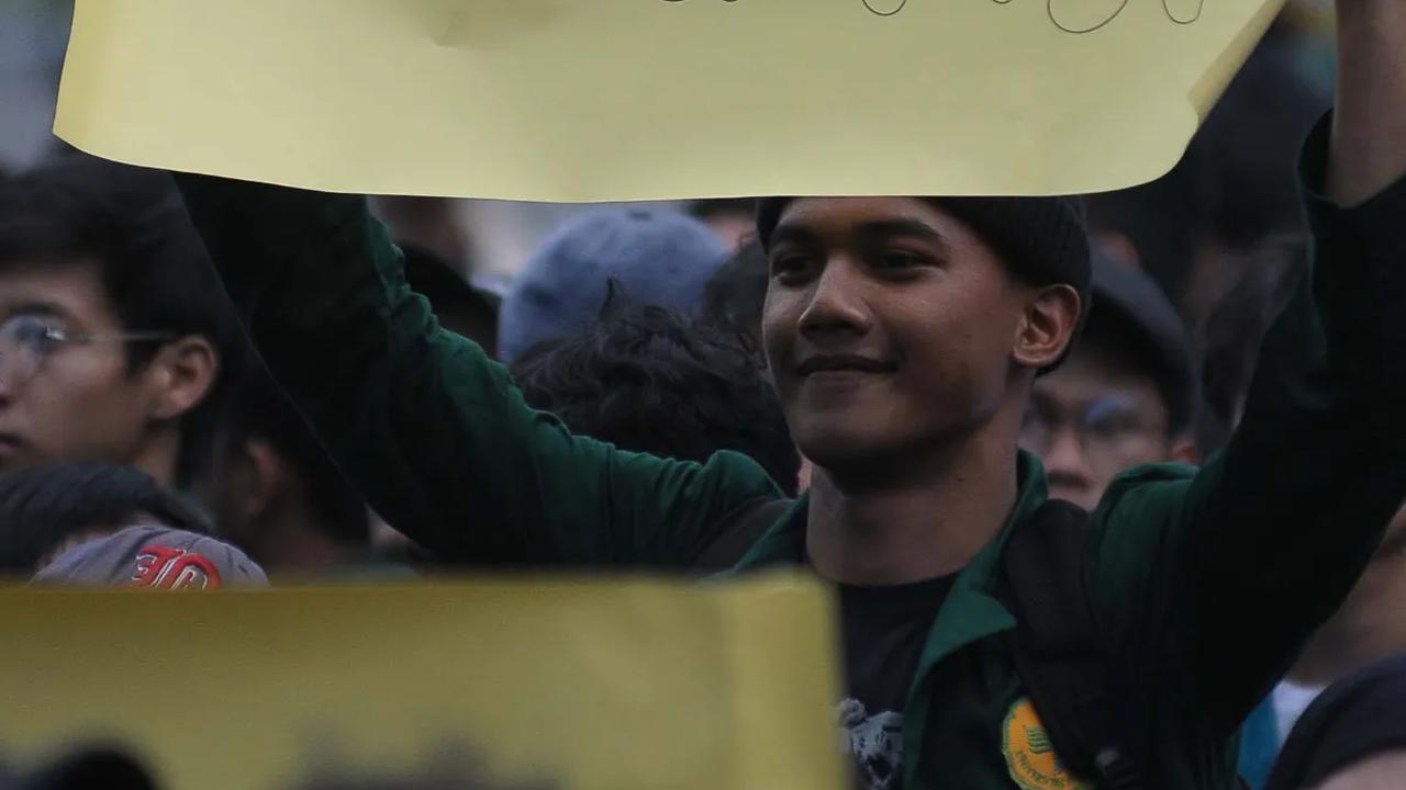 Dalam aksinya, para mahasiswa BEM SI membentangkan berbagai poster. Salah satunya dengan tulisan "Mahkamah Keluarga."