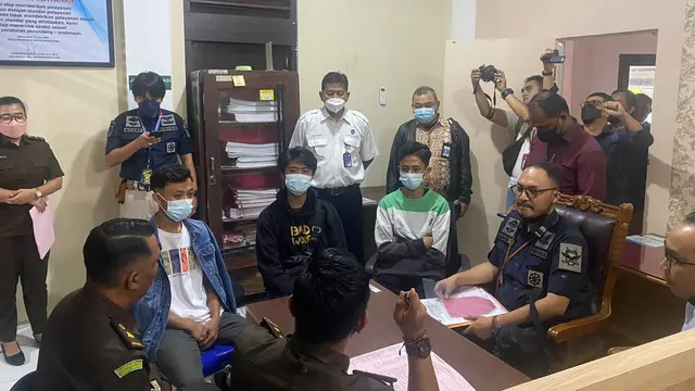 Kementerian Perhubungan menyerahkan tersangka dan barang bukti dua kasus penerbangan balon udara secara bebas yang terjadi di Lebaran 2021. (Dok Kemenhub)