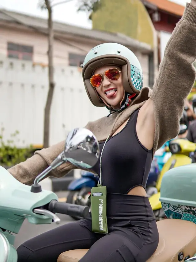 Wika Salim saat riding Vespa di Bali (Instagram/wikasalim)