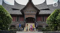 Pengunjung berjalan di depan rumah gadang di kawasan Taman Mini
Indonesia Indah, Jakarta, Minggu (12/10/2021). Pemprov DKI Jakarta memberi izin dua tempat wisata, yaitu TMII dan kawasan wisata Ancol, untuk menggelar uji coba pengoperasian pada masa PPKM level 3. (Liputan6.com/Faizal Fanani)