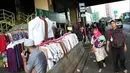 Pemandangan di depan Gedung Pasar Tanah Abang, Jakarta, Jumat (22/6). Sebagian pedagang terpaksa menggelar lapak di luar gedung akibat belum dibukanya kembali Pasar Tanah Abang usai Lebaran. (Liputan6.com/Immanuel Antonius)