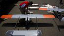 Sebuah drone TwinHawk disiapkan untuk uji coba demonstrasi 'Black Dart' di Naval Base Ventura County Sea Range, California, Jumat (31/7/2015). Demonstrasi tersebut untuk menguji coba 55 pesawat tanpa awak atau drone. (REUTERS/Patrick T. Fallon)