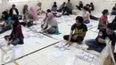 Suasana pelipatan surat suara di di Kantor KPU, Jakarta, Kamis (2/2). KPU Kota Administrasi Jakarta Barat distribusikan 2000 lebih alat bantu bagi pemilih tunanetra untuk tiap TPS di wilayah Jakarta Barat. (Liputan6.com/Yoppy Renato)