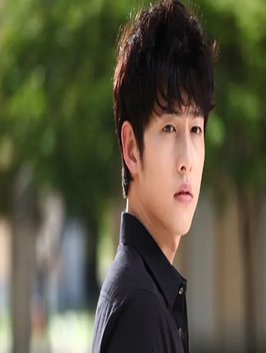 "Untuk 30 tahun kedepan diriku tetap ingin terus berakting, meski diriku sudah tak populer seperti dahulu, mungkin wajah tampan ku sudah mulai menua," ungkap Song Joong Ki. (Soompi/Bintang.com)