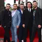 Personel boyband NSYNC Chris Kirkpatrick, Lance Bass, Joey Fatone, JC Chasez dan Justin Timberlake berfoto bersama sambil menginjakan kakinya di bintang Hollywood Walk of Fame di Los Angeles (30/4). (Jordan Strauss / Invision / AP)