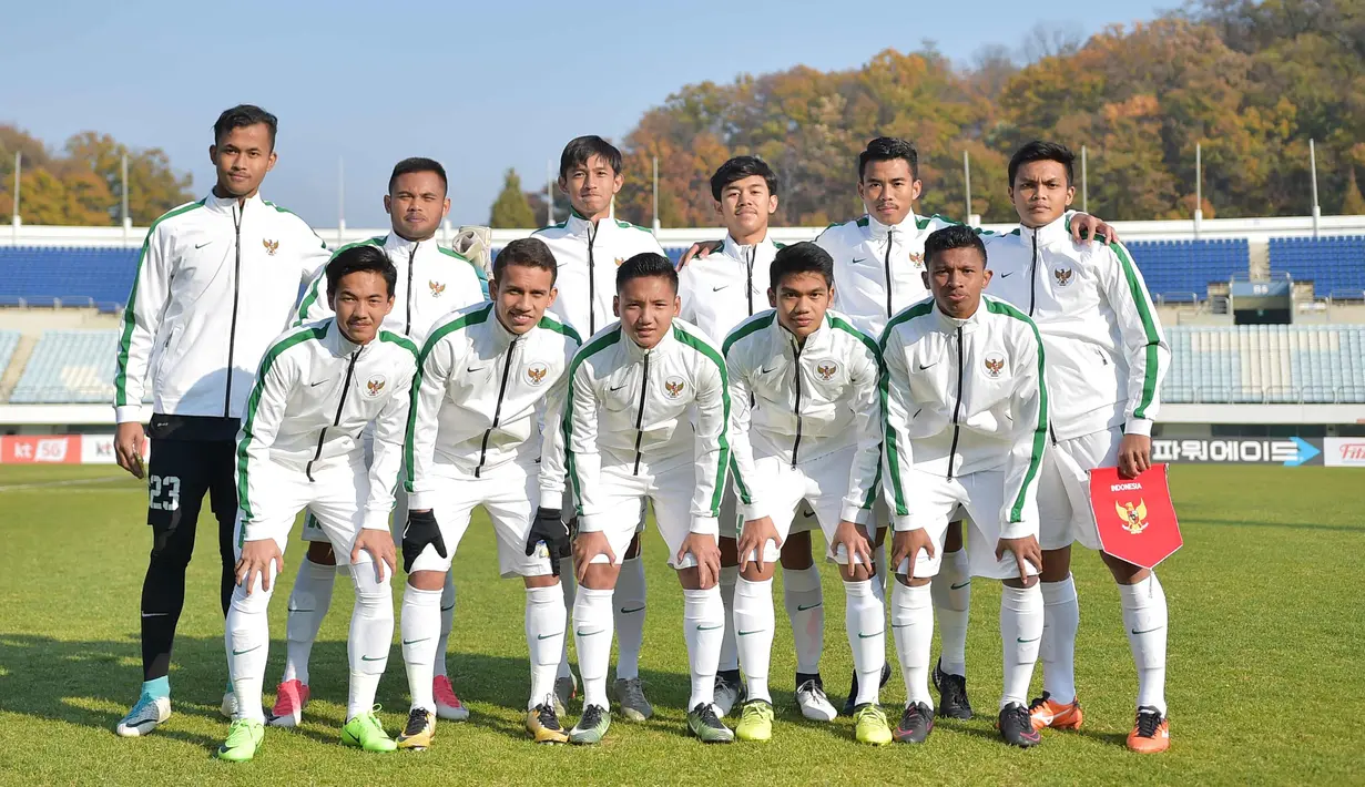 Pemain Timnas Indonesia U-19 foto bersama sebelum bertanding melawan Korea Selatan pada laga ketiga kualifikasi Piala Asia U-19 2018 di Paju Public Stadium, Korsel (4/11). Timnas kalah 4-0 dari Korsel. (AFP Photo/Kim Doo-Ho)