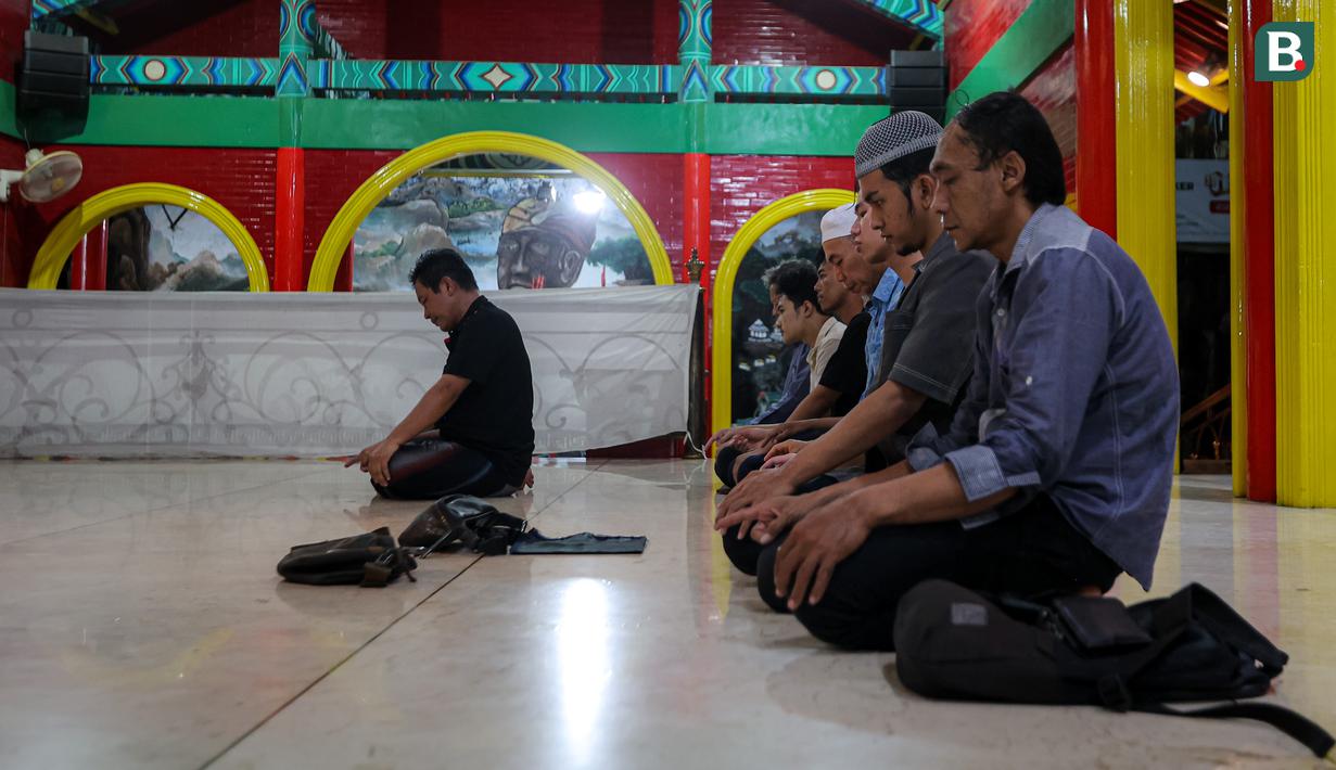 <p>Sejumlah orang melakukan ibadah salat magrib berjamaah di Masjid Cheng Ho, Genteng, Surabaya pada Selasa (14/11/2023). (Bola.com/Bagaskara Lazuardi)</p>