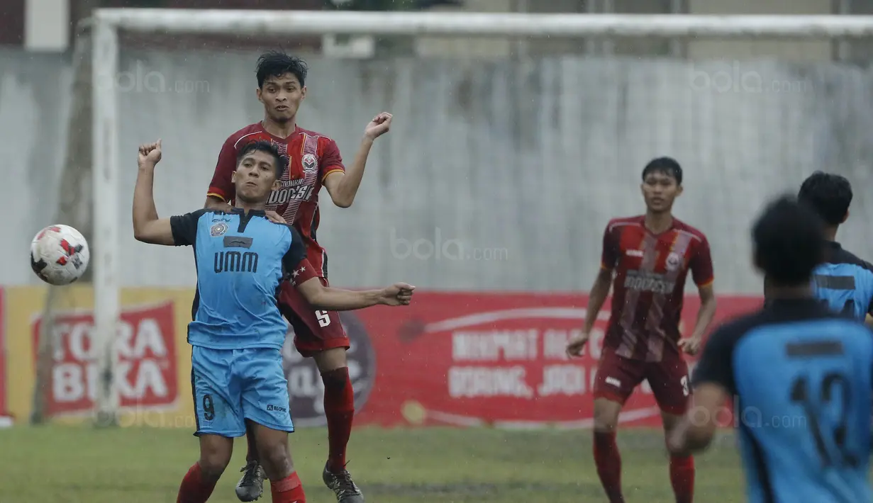 Pemain UMM. Onky Cucuk, berebut bola dengan pemain UPI, Dadi K, pada laga final Torabika Campus Cup 2017 di Stadion Cakrawala, Malang, Kamis (23/11/2017). UMM menang WO atas UPI. (Bola.com/M Iqbal Ichsan)