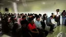 Sejumlah keluarga penumpang AirAsia QZ8501 melakukan doa bersama di Bandara Juanda, Surabaya, Senin (29/12/2014).(Liputan6.com/Johan Tallo)