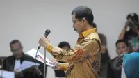 Romi Herton saat membacakan naskah pembelaan dirinya atas kasus dugaan suap penanganan sengketa pilkada Kota Palembang yang melibatkan Akil Mochtar di Pengadilan Tindak Pidana Korupsi (Tipikor), Jakarta, Senin (23/2/2015).  (Liputan6.com/Herman Zakharia)