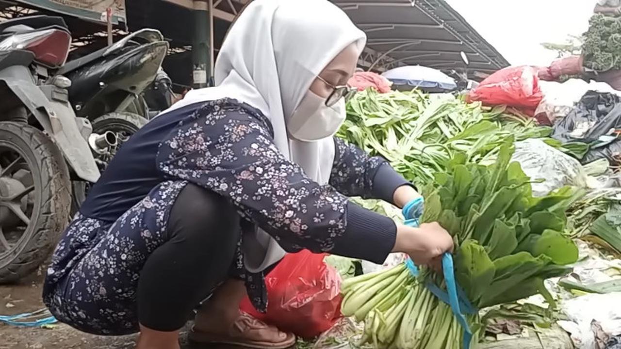 Zaman Lagi Susah, Wanita Ini Rela Mulung Sayuran di Pasar Induk Kramat Jati Dibanjiri Pujian dari Netizen