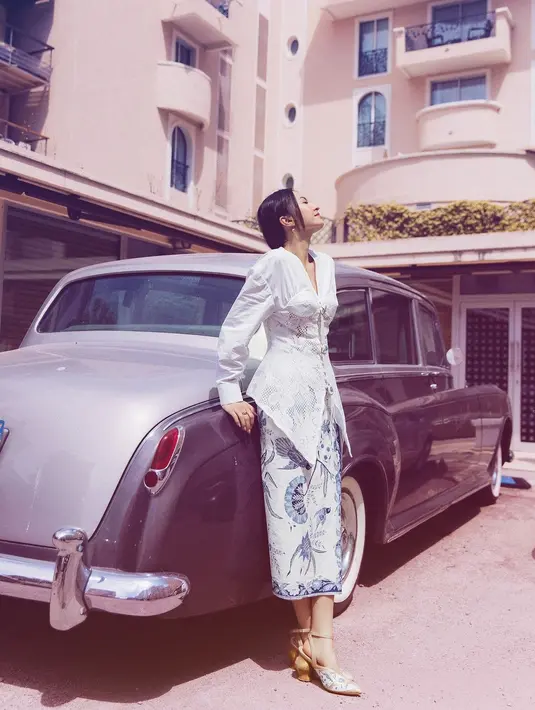 Kebaya inipun dipadukan dengan kain Batik putih biru dan heels yang bermotif serupa [@ralineshah]