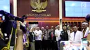 Anggota IDI mengenakan ikat kepala berfoto bersama Ketua Baleg DPR Supratman Andi Agtas  mengikuti Rapat Dengar Pendapat Umum (RDPU) dengan Badan Legislasi DPR di Kompleks Parlemen, Jakarta, Senin (2/4). (Liputan6.com/JohanTallo)