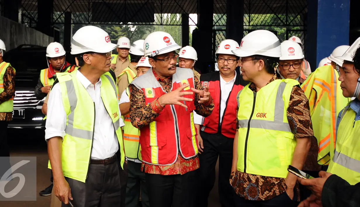 Wagub DKI Jakarta, Djarot Saiful Hidayat (tengah) berbincang dengan pengelola GBK saat meninjau perkembangan renovasi Stadion GBK Jakarta, Selasa (18/10). Pengerjaan renovasi Stadion GBK ditargetkan selesai Oktober 2017. (Liputan6.com/Helmi Fithriansyah)