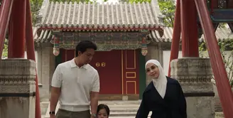 Liburan ke China bareng keluarga, Nikita Willy pun membagikan beberapa ootdnya. Nikita mengenakan atasan hitam lengan panjang dipadukan kerudung putih serasi dengan celana panjangnya. [@nikitawillyofficial94]