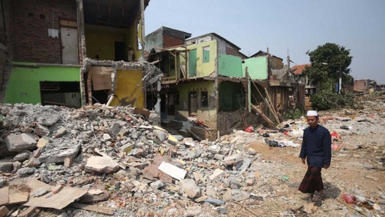 Pasca penggusuran, bantaran Ciliwung mulai dipasangi tiang pancang