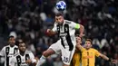 Bek Juventus, Andrea Barzagli, berusaha menyundul bola saat melawan Young Boys pada laga Liga Champions di Stadion Juventus, Turin, Selasa (2/10/2018). Juventus menang 3-0 atas Young Boys. (AFP/Marco Bertorello)