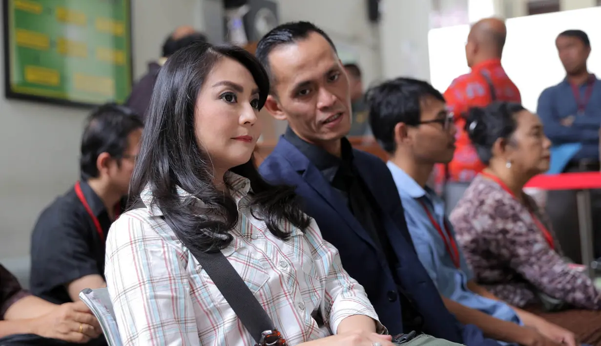 Kamis (22/2/2018) Tessa Kaunang dan Sandy Tumiwa kembali bertemu. Namun keduanya ketemu di Pengadilan Negeri Jakarta Selatan. Seperti diketahui, akhir bulan lalu, Sandy mengajukan gugatan hak asuh kedua anaknya. (Deki Prayoga/Bintang.com)