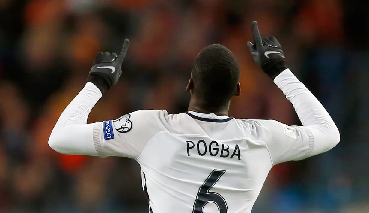 Gelandang Prancis, Paul Pogba melakukan selebrasi usai mencetak gol kegawang Belanda pada grup A kualifikasi Piala Dunia 2018 di stadion Arena di Amsterdam, Belanda, Senin (10/10). Prancis menang atas Belanda dengan skor 1-0. (AP Photo/Peter Dejong)