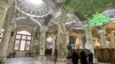 Jemaah berada di dalam bangunan masjid makam Imam Ali di kota Najaf, Irak (23/1). Masjid ini selesai dibangun pertama kali pada tahun 977. (AFP Photo/Haidar Hamdani)