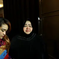 Ibu Hj Zubaidah yang pernah merawat Olga Syahputra datang melayat bersama anaknya, Anisa. (foto: galih w. satria) 