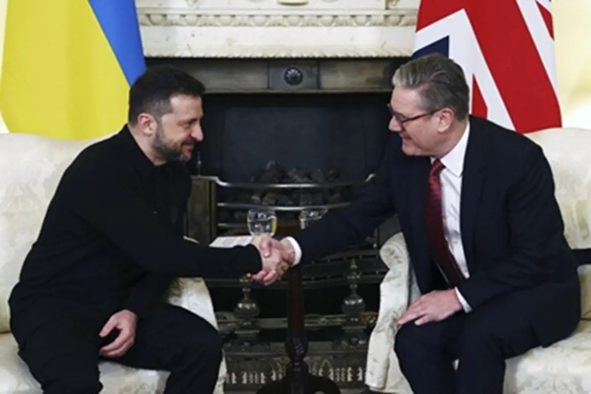 Perdana Menteri Inggris Keir Starmer (kanan) dan Presiden Ukraina Volodymyr Zelenskyy (kiri) berjabat tangan selama pertemuan di 10 Downing Street di London, Sabtu (1/3/2025).