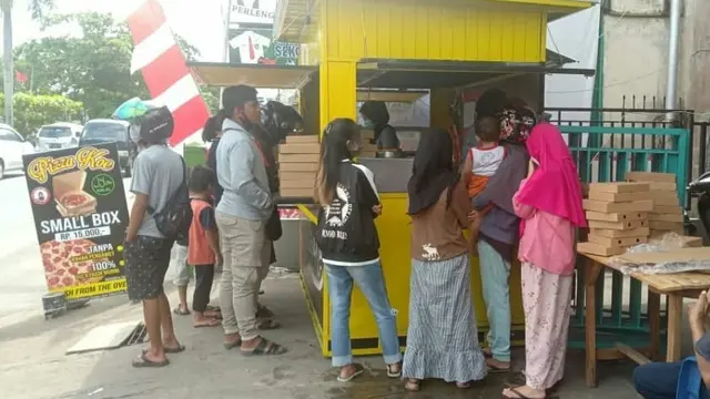 Sensasi Pizza Pinggir Jalan Berukuran Super Berharga Pas di Kantong