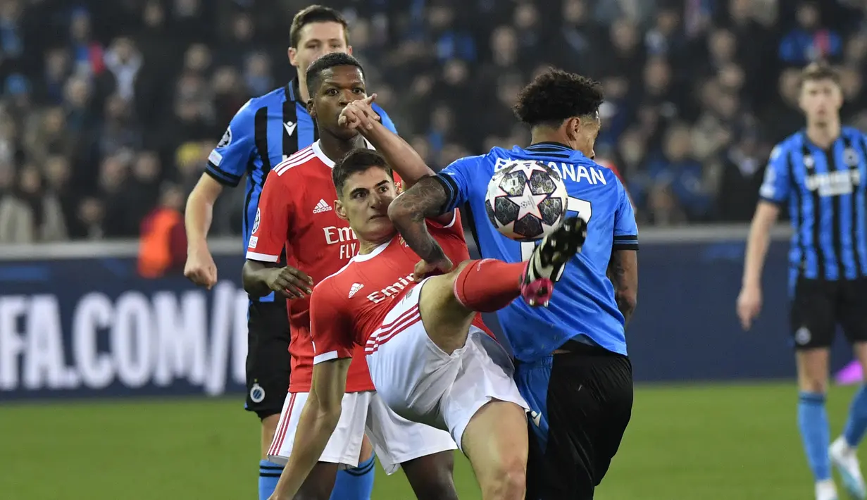 Bek Benfica, Antonio Silva (kiri) berebut bola dengan striker Club Brugge, Tajon Buchanan dalam laga leg pertama babak 16 besar Liga Champions 2022/2023 di Jan Breydel Stadium, Bruges, Belgia, Kamis (16/2/2023) dini hari WIB. (AP Photo/Geert Vanden Wijngaert)