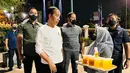 Presiden Joko Widodo berbincang dengan pedangan minuman di kawasan Malioboro, Daerah Istimewa Yogyakarta pada Sabtu malam, 15 Oktober 2022. Tidak hanya menyapa, Kepala Negara yang mengenakan kaos putih lengan panjang juga menyerahkan bantuan kepada pedagang asongan dan pedagang kaki lima yang berada di kawasan Malioboro. (Foto: Laily Rachev - Biro Pers Sekretariat Presiden)