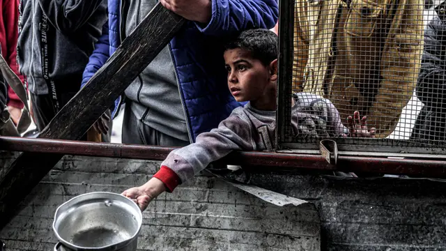 Potret Anak-anak dan Pengungsi Palestina Rela Antre untuk Dapatkan Makanan Berbuka Puasa