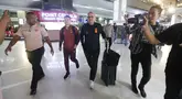 Pelatih Timnas China, Branko Ivankovic, tiba di Terminal 3 Bandara Soekarno-Hatta, tangerang, Senin (2/6/2025). (Bola.com/M Iqbal Ichsan)