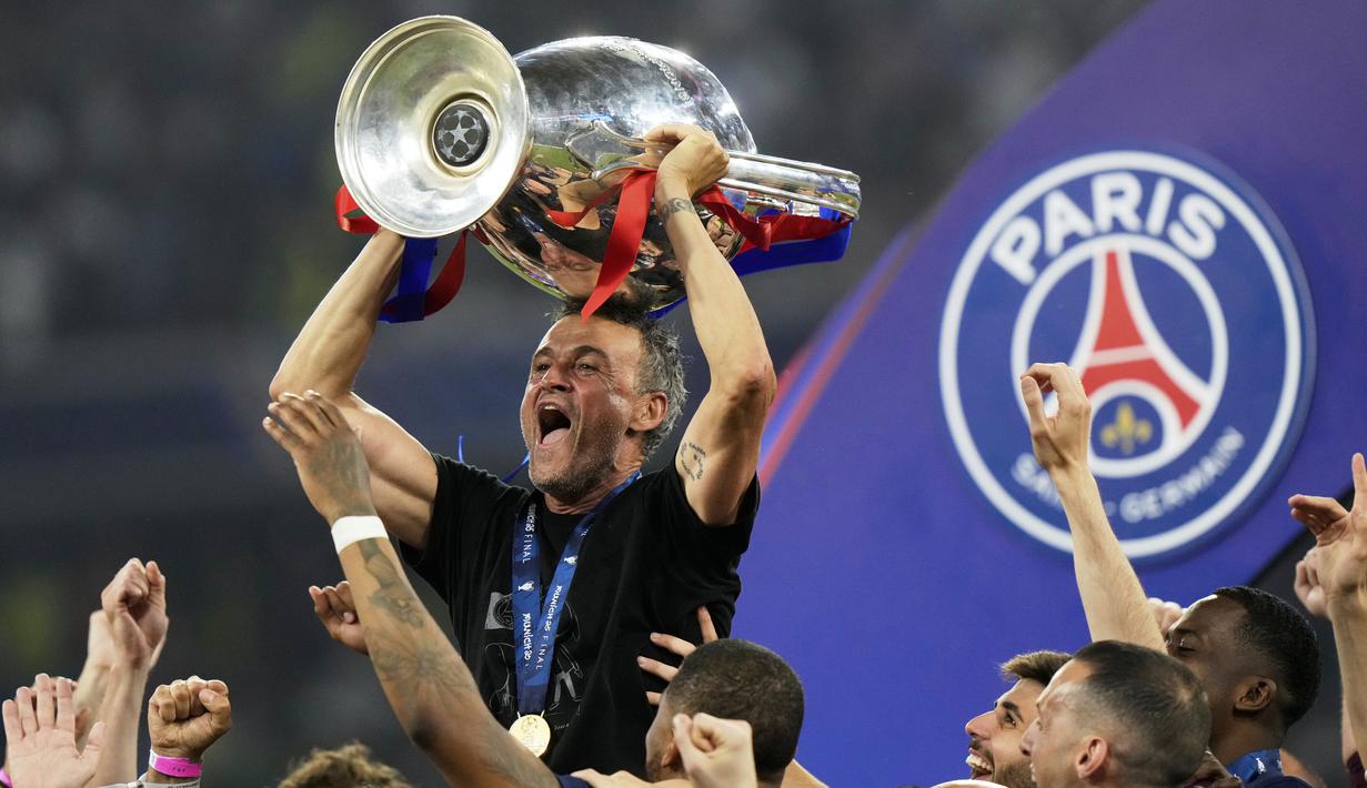 Pelatih PSG, Luis Enrique mengangkat trofi Liga Champions 2024/2025 setelah berhasil mengalahkan Inter Milan dalam laga final yang berlangsung di Allianz Arena, Munchen, Jerman, Minggu (01/06/2025) dini hari WIB. (AP Photo/Luca Bruno)